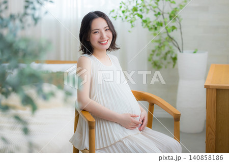 部屋でリラックスする妊婦 部屋でリラックスする妊婦 140858186