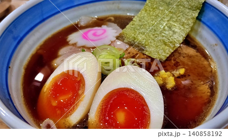 味玉と海苔がのった醤油ラーメン 味玉と海苔がのった醤油ラーメン 140858192