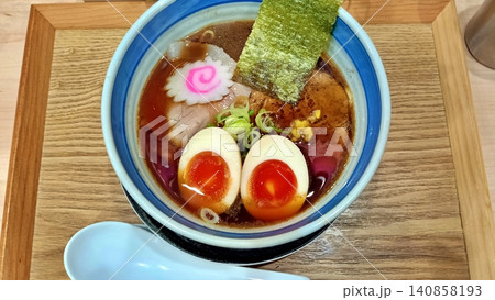 木製トレイに載った醤油ラーメン 木製トレイに載った醤油ラーメン 140858193