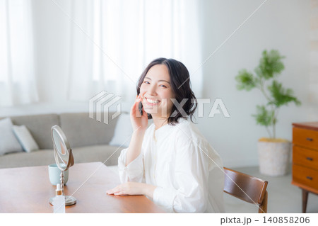 鏡を見る若い女性 鏡を見る若い女性 140858206