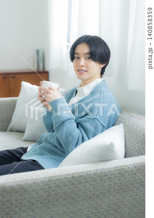 コーヒーを飲む男性 コーヒーを飲む男性 140858359