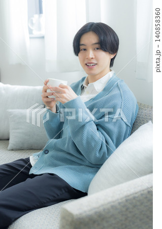 コーヒーを飲む男性 コーヒーを飲む男性 140858360