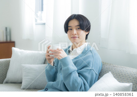 コーヒーを飲む男性　　 140858361