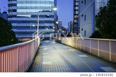 歩道橋 街灯 夜景 都市風景 ブルーアワー 都会 建築 夜の街並み 無人 歩道橋 街灯 夜景 都市風景 ブルーアワー 都会 建築 夜の街並み 無人 140858380