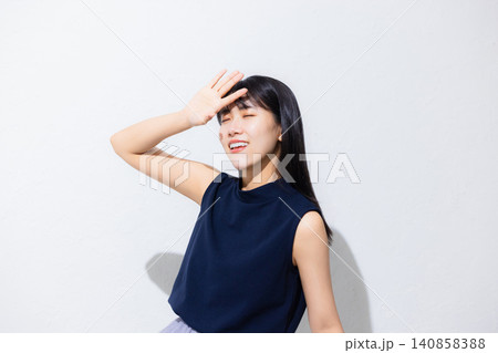 日焼け止めを塗る女性　　　　 140858388