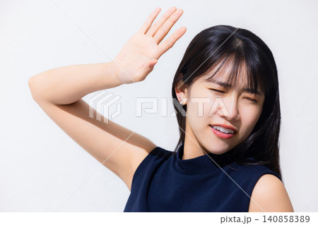 日焼け止めを塗る女性 日焼け止めを塗る女性 140858389