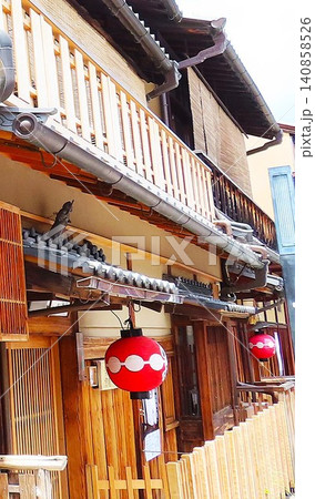 京都祇園の花見小路、はなみこうじの奥の小路、通路、風情ある木造の建物、赤い提灯が下がっている 京都祇園の花見小路、はなみこうじの奥の小路、通路、風情ある木造の建物、赤い提灯が下がっている 140858526