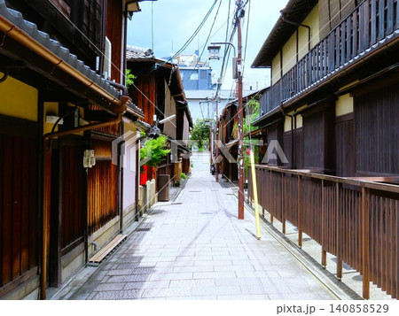 京都祇園の花見小路、はなみこうじの奥の小路、通路、石畳の両脇に木造の古い建物が並ぶ 京都祇園の花見小路、はなみこうじの奥の小路、通路、石畳の両脇に木造の古い建物が並ぶ 140858529