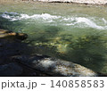 川底の石が見える透きとおった川の流れ（五十鈴川御手洗場） 140858583