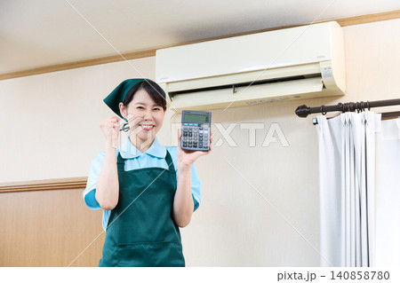 エアコンクリーニングの料金に納得して喜ぶ女性スタッフ エアコンクリーニングの料金に納得して喜ぶ女性スタッフ 140858780
