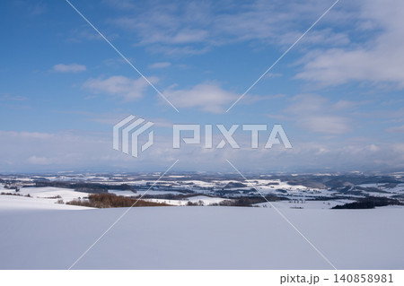 青空の下に広がる上富良野の雪景色 青空の下に広がる上富良野の雪景色 140858981