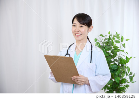 患者に説明する女性医師 患者に説明する女性医師 140859129