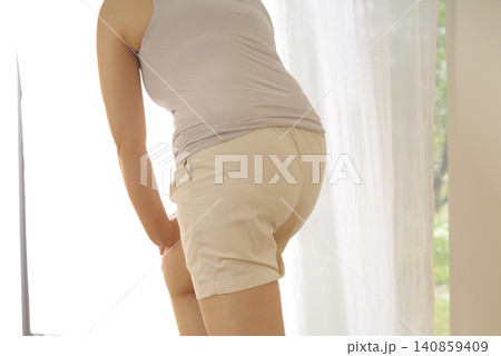太ももとヒップの体型に悩む中年女性 太ももとヒップの体型に悩む中年女性 140859409