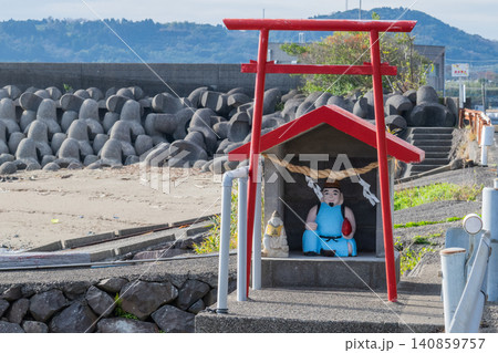 漁港の片隅に祀られるえびす様_鹿児島県出水市 140859757