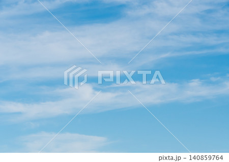 夏の青い空に広がる白い薄雲 夏の青い空に広がる白い薄雲 140859764