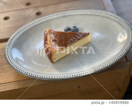 白い皿の上のチーズケーキ 白い皿の上のチーズケーキ 140859980
