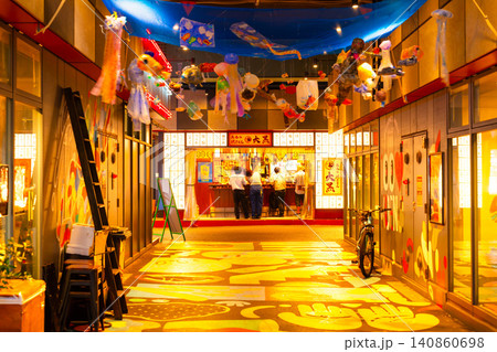 東京・JR高円寺駅 ガード下 ディープな飲み屋街 東京・JR高円寺駅 ガード下 ディープな飲み屋街 140860698