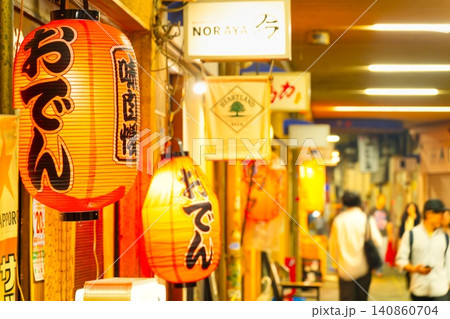 東京・JR高円寺駅 ガード下 ディープな飲み屋街 東京・JR高円寺駅 ガード下 ディープな飲み屋街 140860704