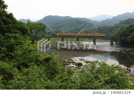 新緑の高梁川を渡る伯備線115系電車 新緑の高梁川を渡る伯備線115系電車 140861329