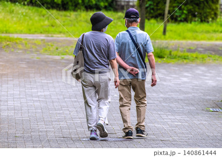 日本の横浜都市景観マスク姿…高齢化社会…マスク姿で歩く男女…＝横浜市内 140861444