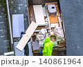 日本の横浜都市景観マンションリフォーム。運び出された廃材が次々にトラックに積み込まれる＝横浜市内 140861964