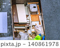マンションリフォーム。運び出された廃材が次々にトラックに積み込まれる＝横浜市内 140861978
