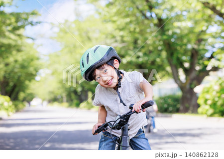 自転車で元気に遊ぶ小学生の男の子 自転車で元気に遊ぶ小学生の男の子 140862128