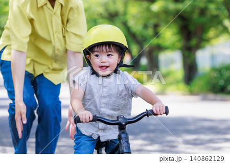 パパと自転車の練習をする男の子 140862129