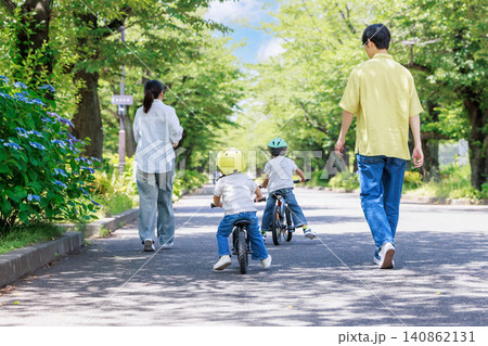 公園で自転車に乗る子供と両親 公園で自転車に乗る子供と両親 140862131