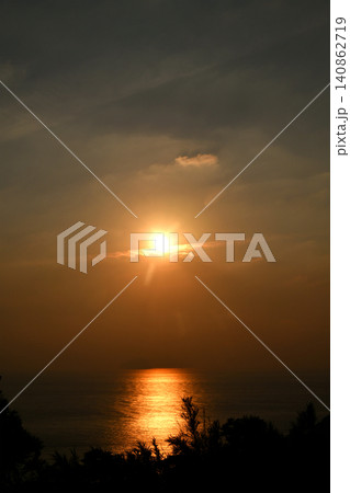 東シナ海の夕日 140862719