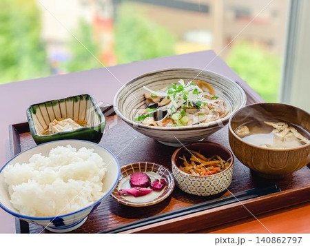 ご飯が進む定番の和食、ジューシーな豚肉となすの味噌炒め定食 ご飯が進む定番の和食、ジューシーな豚肉となすの味噌炒め定食 140862797