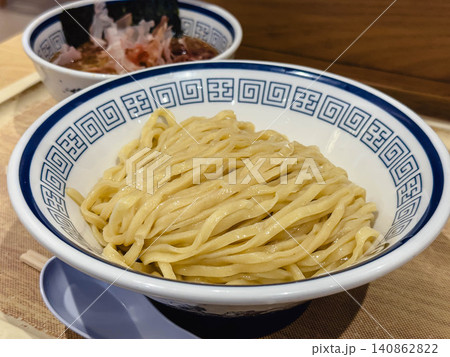 美しい平打ちの手打ち麺が主役の、濃厚なスープで味わう本格的なつけ麺 美しい平打ちの手打ち麺が主役の、濃厚なスープで味わう本格的なつけ麺 140862822