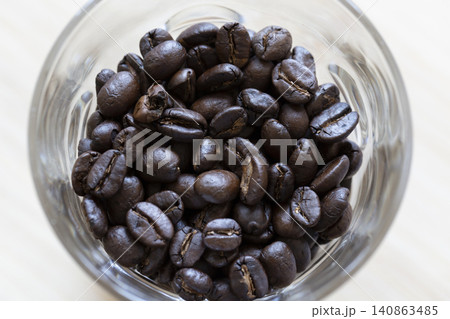 グラスに入ったコーヒー豆 グラスに入ったコーヒー豆 140863485