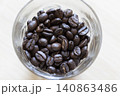 グラスに入ったコーヒー豆 140863486