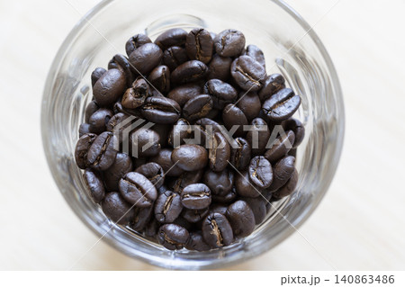 グラスに入ったコーヒー豆 グラスに入ったコーヒー豆 140863486