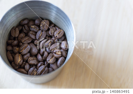 カップに入ったコーヒー豆 140863491