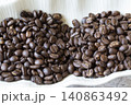 焙煎したてのコーヒー豆 140863492