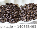 焙煎したてのコーヒー豆 140863493