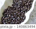 焙煎したてのコーヒー豆 140863494