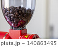 コーヒー豆のミルとコーヒー豆 140863495