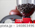 コーヒー豆のミルとコーヒー豆 140863496