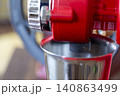 コーヒー豆のミルとステンレスのカップ 140863499