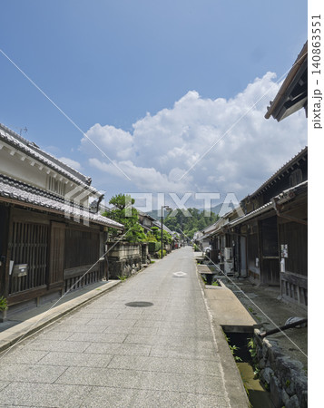 青空広がる、古い街並みの夏景色 140863551