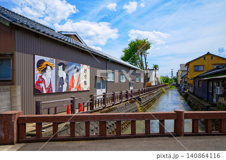 田島川沿いの越前織展示パネル　越前織をモチーフ 140864116