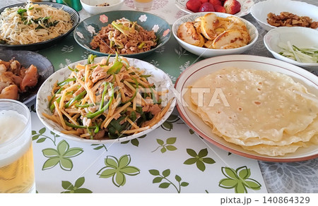 春餅と野菜や肉の炒め物の食事 春餅と野菜や肉の炒め物の食事 140864329