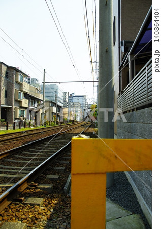 住宅街を走る鉄道線路と都市風景の遠近感 住宅街を走る鉄道線路と都市風景の遠近感 140864404