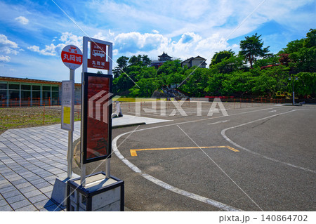 丸岡城とバス停 丸岡城とバス停 140864702