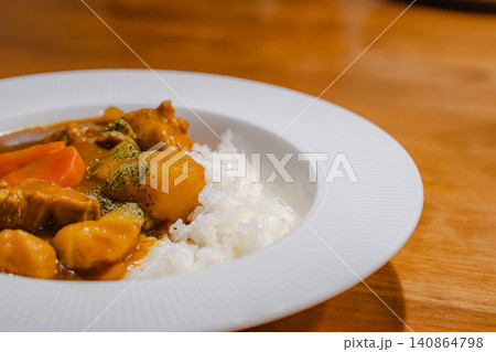 白い皿に盛り付けられた具だくさんのカレーライス 140864798