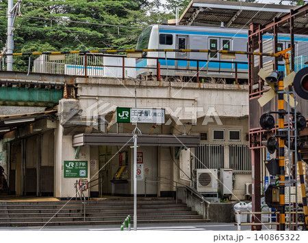 JR東日本「王子駅」南口の駅名表示と都電荒川線の踏切 JR東日本「王子駅」南口の駅名表示と都電荒川線の踏切 140865322