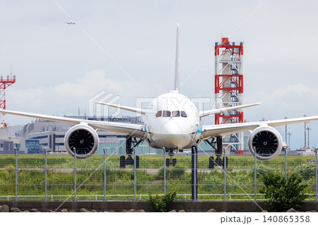 空港の駐機場に駐機している飛行機 140865358